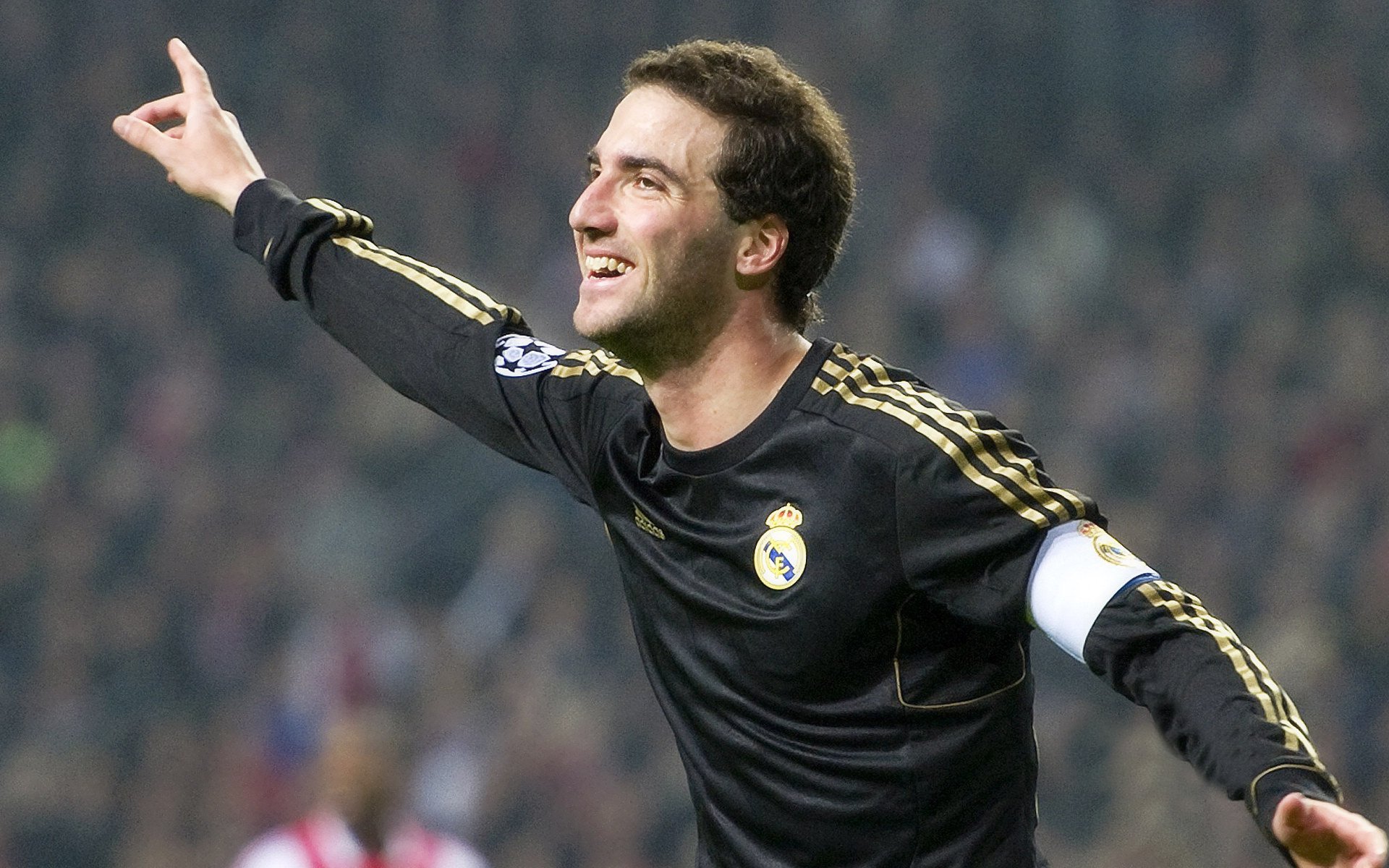 西亚卡姆意外战胜巴黎圣日耳曼，重要助攻引爆全场！引发球迷热议