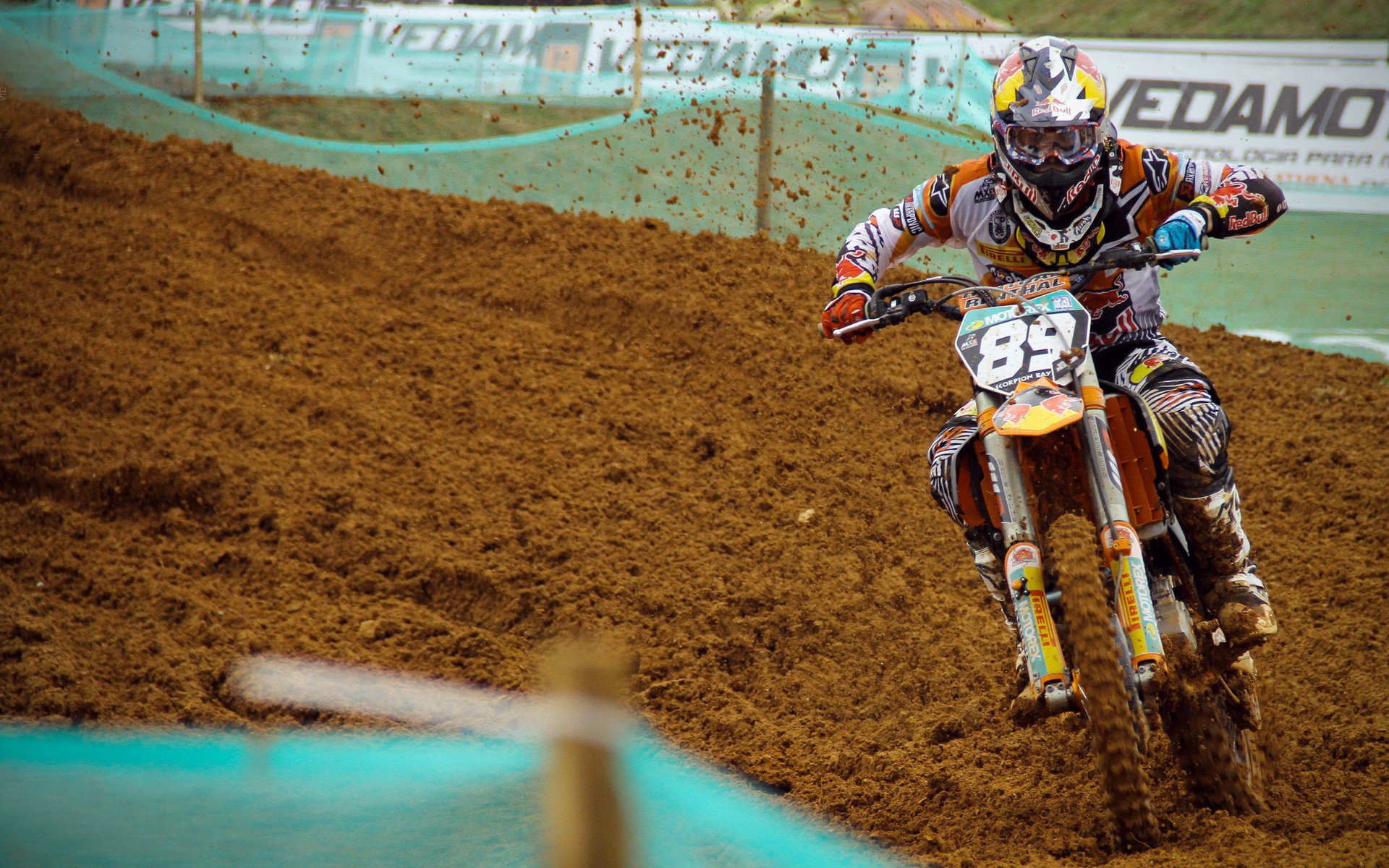 表现优异引发热议!,萨拉赫在巴黎圣日耳曼比赛中大比分获胜赢得满堂喝彩